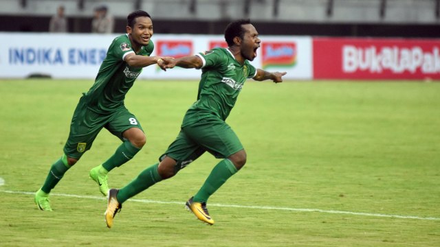 Pemain Persebaya Surabaya merayakan gol. Foto: M Risyal Hidayat/Antara