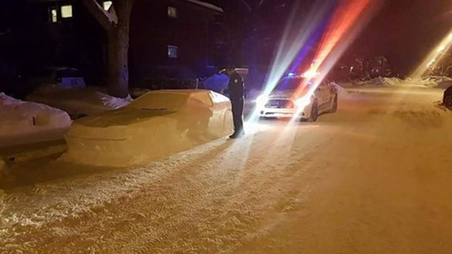 Salju dibuat menyerupai mobil (Foto: Facebook/Simon Laprise)