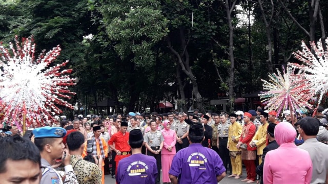 Kapolri disambut oleh Kapolda Metro Jaya (Foto: Fadjar Hadi/kumparan)