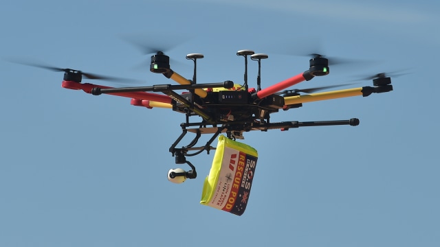 Drone penyelamat (Foto: PETER PARKS / AFP)