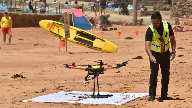 Drone penyelamat (Foto: PETER PARKS / AFP)