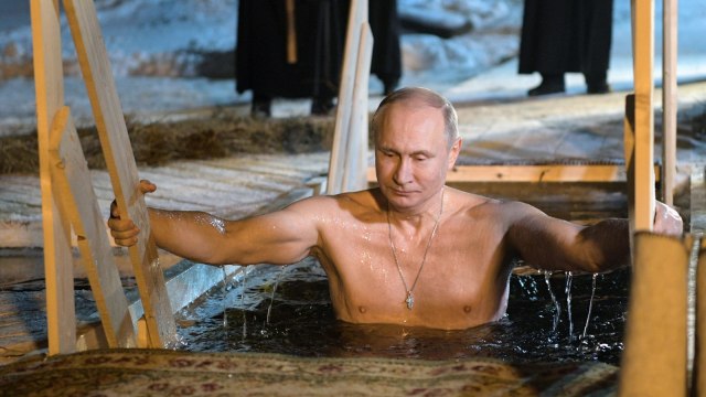 Vladimir Putin berendam (Foto: AFP/Alexey Druzhinin)