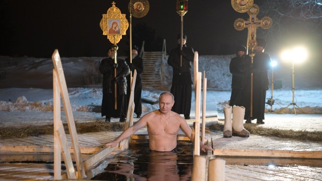 Vladimir Putin berendam (Foto: AFP/Alexey Druzhinin)