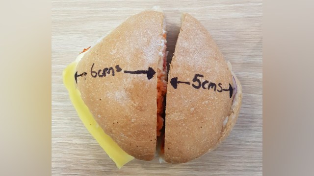 Sandwich yang tidak dipotong simetris (Foto: Facebook @Corowa RSL Club)