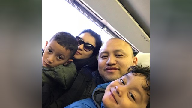 Marcella Zalianty bersama anak dan suaminya (Foto: Instagram @anandamikola27)