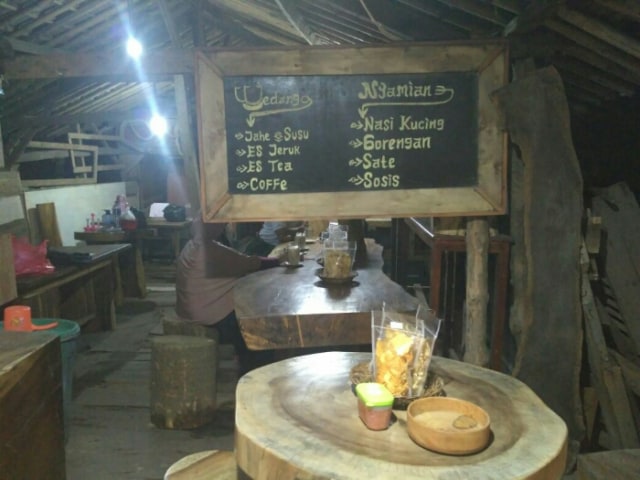 Yoko Garap Angkringan Berkonsep Nuansa Hutan Kumparan Com