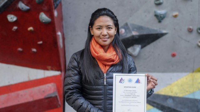 Dawa Yangzum Sherpa, pendaki asal Nepal (Foto: AFP/Bikash Karki)