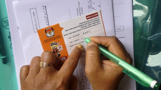Petugas mengisi daftar pemilih pilkada (Foto: ANTARA FOTO/Destyan Sujarwoko)