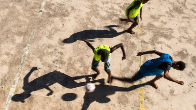 Bermain bola di favela, Rio de Janeiro. (Foto: AFP/Christophe Simon)