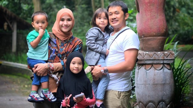 Zaskia Adya Mecca bersama keluarga (Foto: Instagram/ @ zaskiadyamecca)