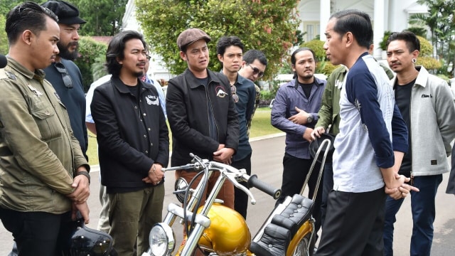 Presiden Joko Widodo dan motor chopper emasnya. (Foto: Dok. Biro Pers Setpres)