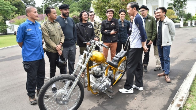 Presiden Joko Widodo dan motor chopper emasnya