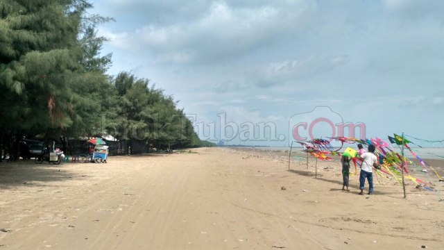 Pantai Cemara Primadona Liburan Warga Tuban Kumparan Com