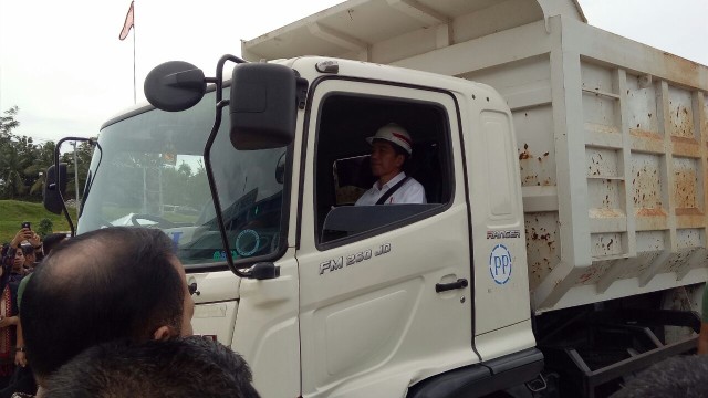 Jokowi naik truk di  Tol Trans Sumatera (Foto: Kevin S/kumparan)