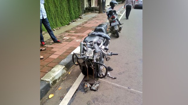 Kecelakaan Mazda dan Harley Davidson (Foto: Twitter/@TMCPoldaMetro)