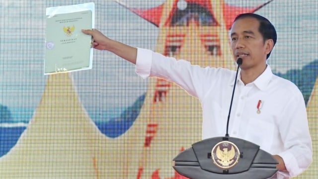 Presiden Jokowi bagikan sertifikat tanah (Foto: Dok. Biro Pers Setpres/Laily Rachev)