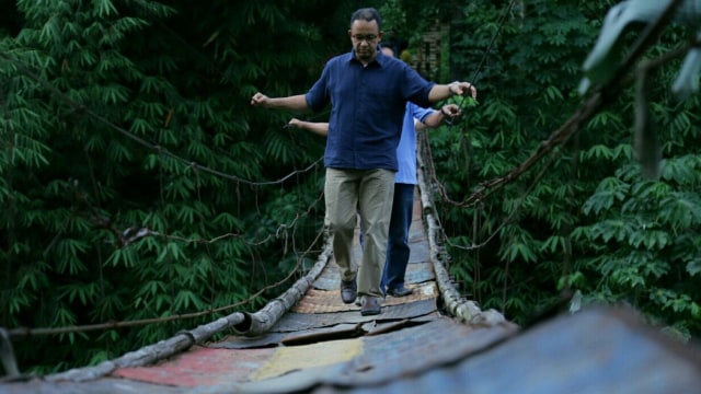 Anies meninjau jembatan gantung di Srengseng Sawah  (Foto: Dok. Diskominfotik DKI Jakarta)