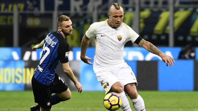 Duel pemain Inter dan Roma (Foto: Miguel Medina / AFP)