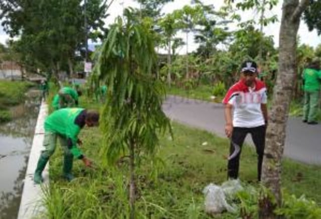 Puluhan Linmas Kalianyar Kerja Bakti