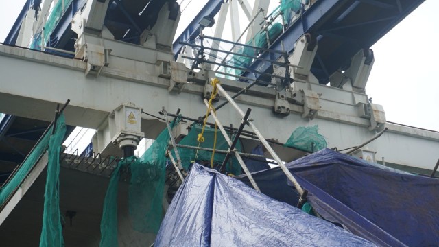 Konstruksi beton proyek LRT di Pulo Gadung roboh  (Foto: Nugroho Sejati/kumparan)