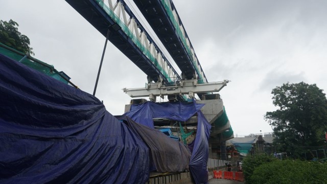 Konstruksi beton proyek LRT di Pulo Gadung roboh  (Foto: Nugroho Sejati/kumparan)