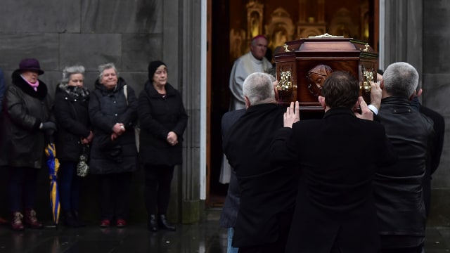 Proses pemakaman Dolores O'Riordan (Foto: REUTERS / Clodagh Kilcoyne)