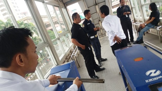 Pelaku perusakan di halte TransJ ITC Mangga Dua (Foto: Dok. PT TransJakarta)