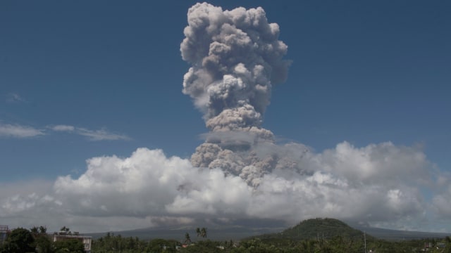 Gunung Mayon meletus (Foto: AP Photo/Earl Recamunda)
