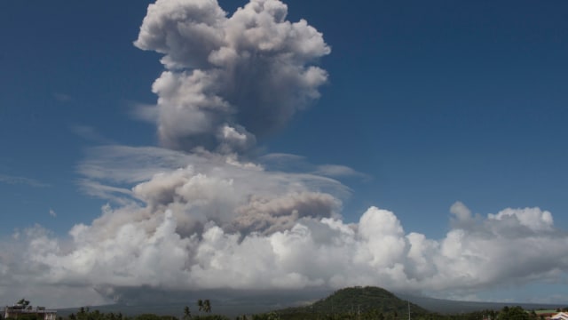 Gunung Mayon meletus (Foto: AP Photo/Earl Recamunda)