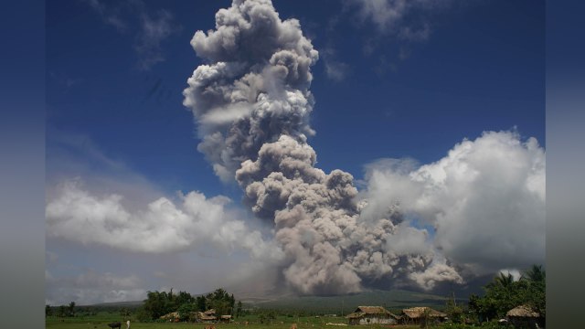 Gunung Mayon meletus (Foto: AFP)