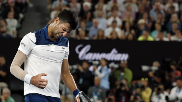 Djokovic mengerang kesakitan. (Foto: REUTERS/Edgar Su)
