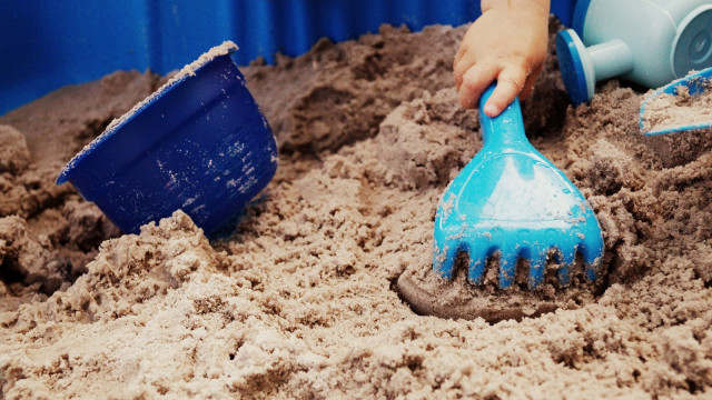 Anak bermain pasir di luar (Foto: Pixabay)