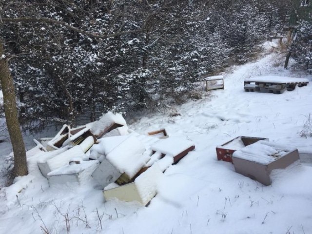 Rumah-rumah lebah madu yang rusak (Foto: Wild Hill Honey/Facebook)