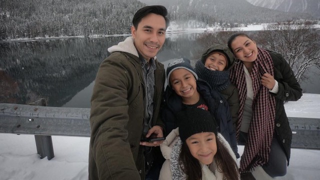 Keluarga Donna Agnesia dan Darius Sinathrya (Foto: Instagram @dagnesia)