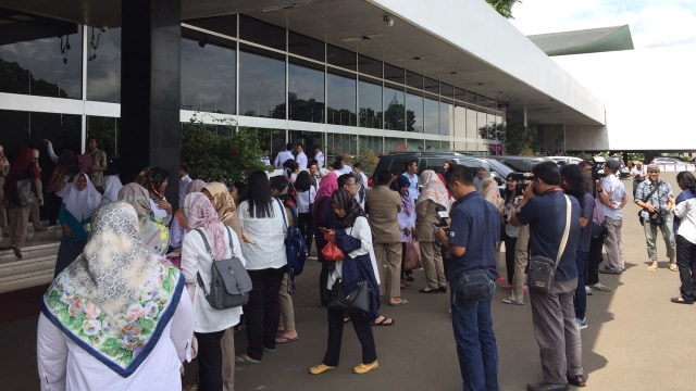Suasana di depan gedung DPR saat gempa (Foto: Rafyq Panjaitan/kumparan)
