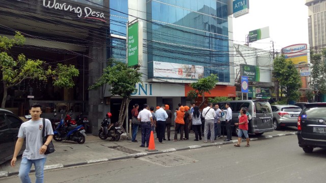 Suasana saat gempa di depan bank BNI (Foto: Aditya Panji/kumparan)