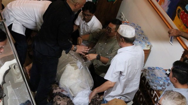 Jenazah almarhum Sys Ns tiba di rumah duka (Foto: Garin Gustavian Irawan/kumparan)