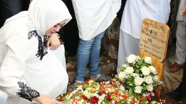 Suasana haru pemakaman Sys Ns di TPU Jeruk Purut (Foto: Iqbal Firdaus/kumparan)