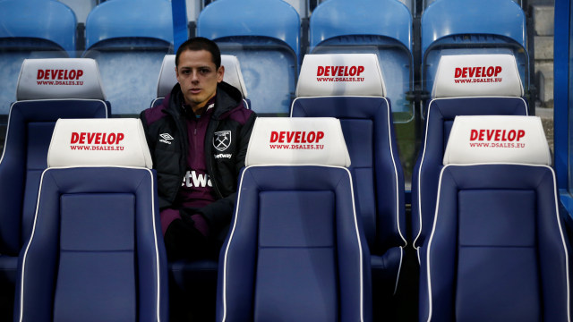 Hernandez duduk di bangku cadangan. (Foto: REUTERS/Andrew Yates)