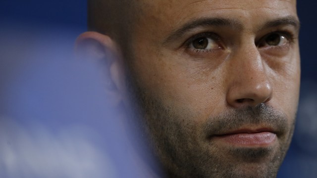 Mascherano sedang merenung (Foto: Marco Bertorello / AFP)