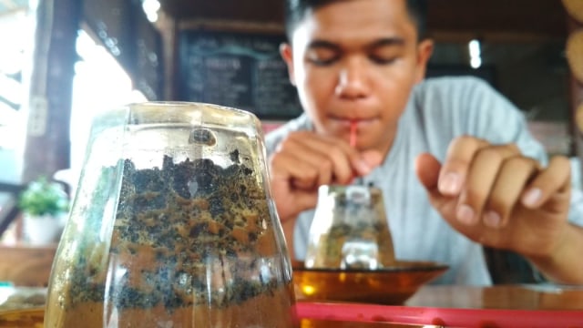 "Kupi Khop" Ngopi Dengan Gelas Terbalik (Foto:  Zuhri Noviandi/kumparan)