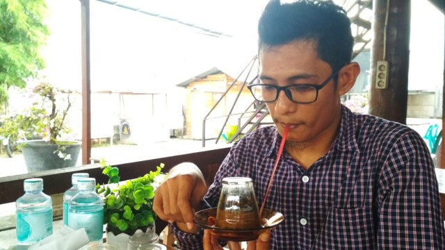 "Kupi Khop" Ngopi Dengan Gelas Terbalik (Foto:  Zuhri Noviandi/kumparan)