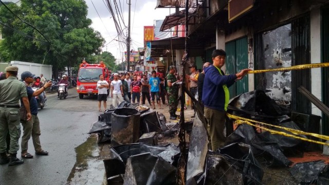 Kebakaran melanda 3 ruko di Srengseng, Jakbar.  (Foto: Dok Istimewa.)