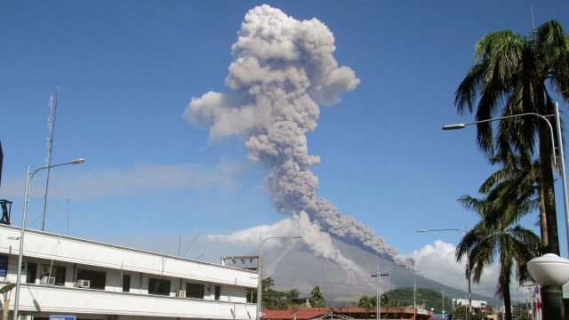 Gunung Mayon meletus (Foto: REUTERS/Rhadyz Barcia)