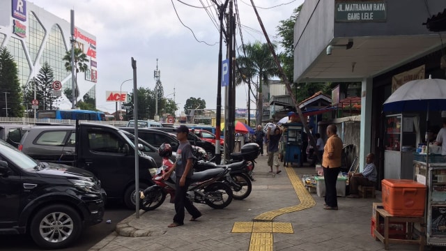 PKL memenuhi trotoar di Jatinegara (Foto: Andreas Riki/kumparan)