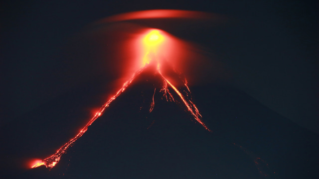 Gunung berapi Mayon mengeluarkan lava (Foto: AFP PHOTO / CHARISM SAYAT)