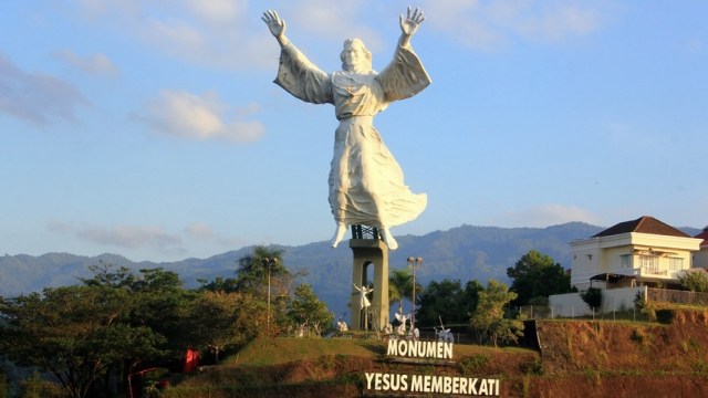 Patung Yesus Memberkati dengan ketinggian 50m (Foto: Dok. Indonesia Kaya)