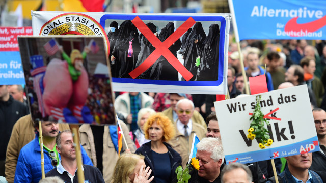 Partai Alternatif untuk Jerman saat unjuk rasa (Foto:  AFP PHOTO / JOHN MACDOUGALL)