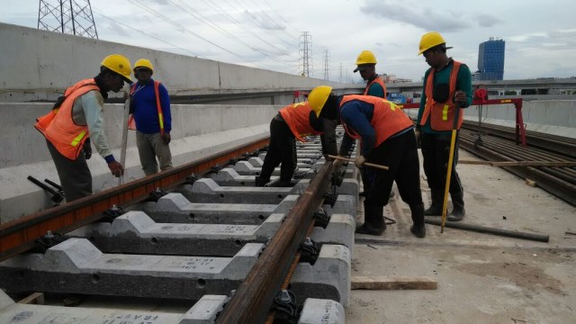 Site visit pembangunan LRT di Depo LRT Jakarta  (Foto: Yuana Fatwalloh/kumparan)