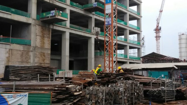 Site visit pembangunan LRT di Depo LRT Jakarta  (Foto: Yuana Fatwalloh/kumparan)